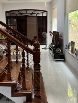 Cho thuê nhà đầy đủ nội thất nằm mặt tiền hẻm xe hơi