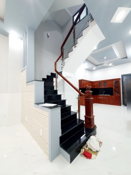 Bán Nhà Đỗ Xuân Hợp Q9 Hẻm Xe Hơi 3 Tầng Mới Xây 78m2 chỉ hơn 6 Tỷ Gía Rẻ