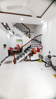 Bán Nhà Ngọc Thụy, Long Biên, 40/80m2, nhà 3 tầng đẹp, oto đỗ cổng, có sân rộng.3.7 tỷ