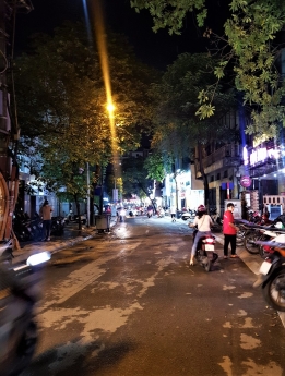 LÔ GÓC, KD, VỈA HÈ ô tô tránh ngõ phố Phan Bội Châu, Hoàn Kiếm