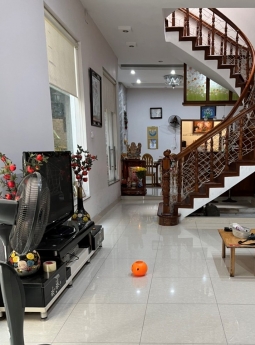 Cho thuê nhà đầy đủ nội thất nằm mặt tiền hẻm xe hơi