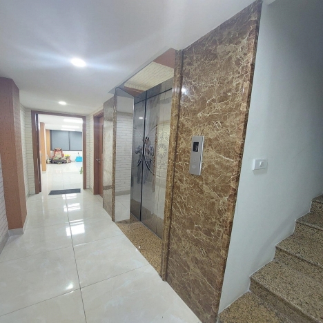 Toà nhà Nguyễn Phong Sắc diện tích 100m2 mặt tiền 5.2m xây 7 tầng thang máy giá chào 29.5 tỷ