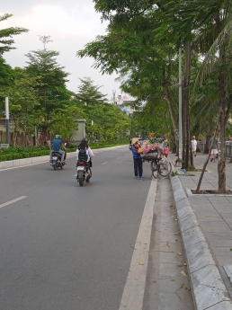 Nhà đẹp ở ngay, cách phố 70m, ngõ 218 Lạc Long Quân, 33/40T2, 6 tầng, giá 6.3 tỷ
