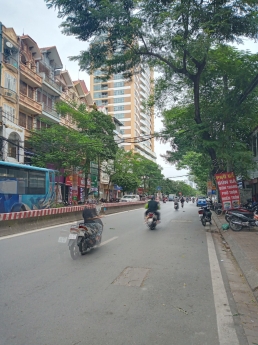 Nhà đẹp ở ngay, cách phố 70m, ngõ 218 Lạc Long Quân, 33/40T2, 6 tầng, giá 6.3 tỷ