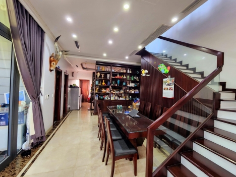 Bán nhà HOÀNG QUỐC VIỆT- PHÂN LÔ- Ô tô gara 7 chỗ- 110m2-5T- Thang máy- ở luôn- Chào chỉ nhỉnh 17