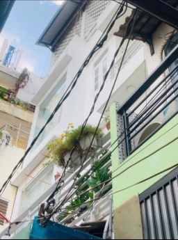 BÁN NHÀ VIP NGAY CHỢ Q4, 3 TẦNG, DT 6.5m x 5,5m. GIÁ CHỈ 4 TỶ