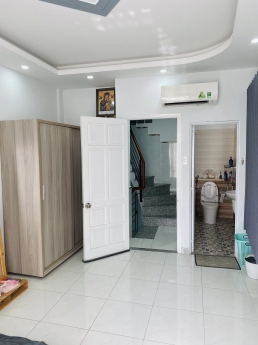 BÁN NHÀ NỞ HẬU PHAN XÍCH LONG - DTS 103M2 - 4TY4 CÓ TL