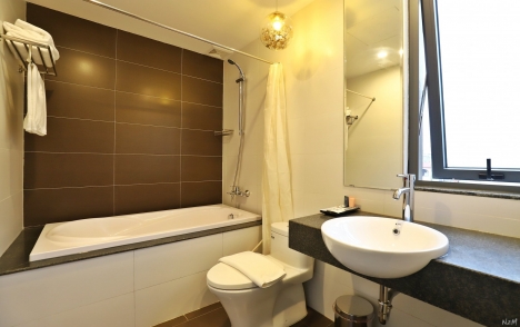 MẶT PHỐ - Quảng An, 190 m x 5 tầng, MT 10 m, giá 85 tỷ.