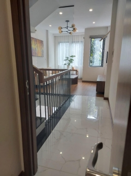 4,2 tỷ Bán Gấp Nhà đẹp Nguyễn Văn Cừ 46m, Ngõ rộng thoáng, tặng Full nội thất