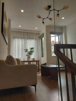 4,2 tỷ Bán Gấp Nhà đẹp Nguyễn Văn Cừ 46m, Ngõ rộng thoáng, tặng Full nội thất