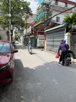 Chính chủ cần tiền gấp bán nhanh lô đất đẹp tại ngõ 139 phố hoà lâm khu đô thị Việt Hưng, quận Long