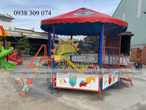 Nhà banh ngoài trời có mái che dành cho bé