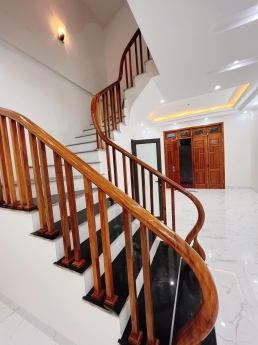 Bán nhà phố Ngọc Lâm-Long Biên , trung tâm phố, gần mọi tiện ích, chợ, trường học… nhà 5 tầng, giá