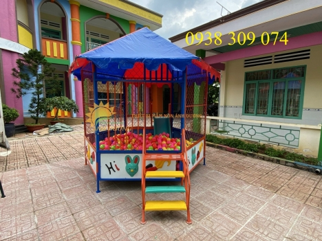 Nhà banh ngoài trời có mái che dành cho bé