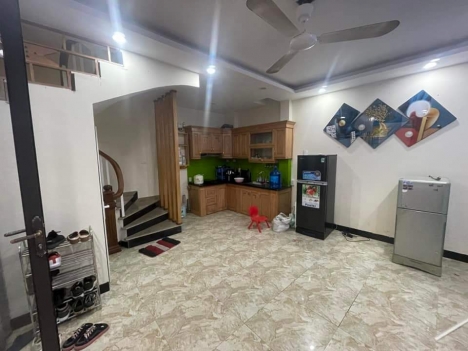 HÀNG KỊCH ĐỘC - NHÀ ĐẸP KHƯƠNG TRUNG- MẶT TIỀN BỀ THẾ - 3 GÁC ĐỖ CỬA - 30M RA Ô TÔ TRÁNH - 4.5 TỶ.