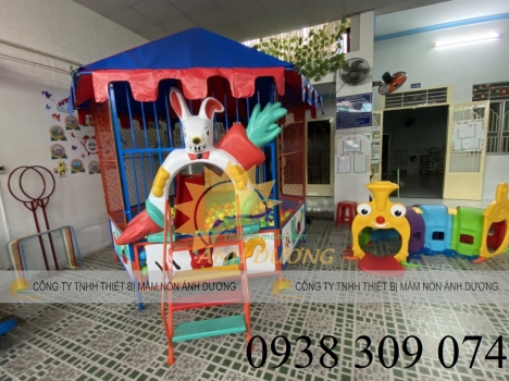 Nhà banh ngoài trời có mái che dành cho bé