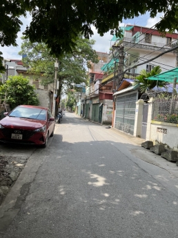 Chính chủ cần tiền gấp bán nhanh lô đất đẹp tại ngõ 139 phố hoà lâm khu đô thị Việt Hưng, quận Long