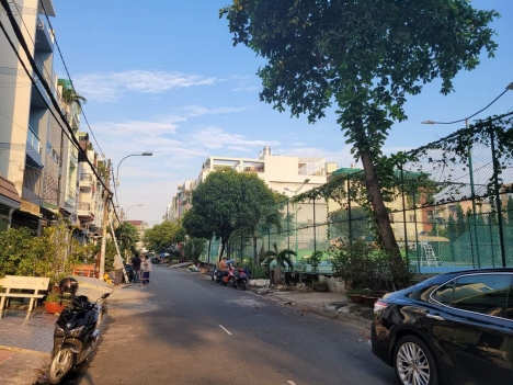 MẶT TIỀN ĐỐI DIỆN CÔNG VIÊN, ĐƯỜNG NHỰA Ô TÔ TRÁNH VỈA HÈ RỘNG ĐỔ XE THOẢI MÁI, SỔ VUÔNG VỨC, NHÀ