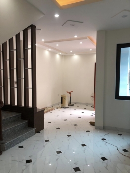 Hàng hiếm đón tết 5 Tầng Lạc Trung xe tải tránh nhau trước nhà