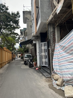 Hàng hiếm đón tết 5 Tầng Lạc Trung xe tải tránh nhau trước nhà