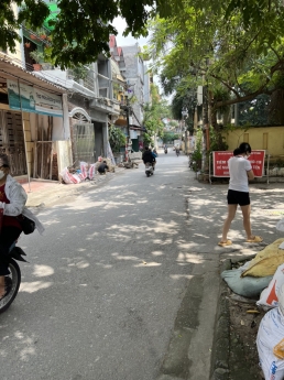 Chính chủ cần tiền gấp bán nhanh lô đất đẹp tại ngõ 139 phố hoà lâm khu đô thị Việt Hưng, quận Long