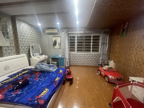 Nhà phố Nguyễn Văn Cừ, Vị trí Đẹp, Diện tich lớn, Mặt tiền rộng - Ở Sướng.