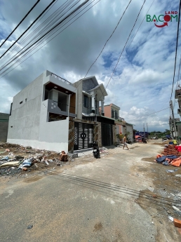 Bán nhà 1 Trệt 1 Lầu 73m2 SHR thổ cư đường ô tô (P. Hoá An)