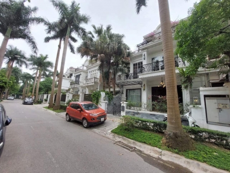 NHÀ TRẦN QUỐC HOÀN - NGHĨA TÂN - CẦU GIẤY. PHÂN LÔ. GARA Ô TÔ. Ô TÔ TRÁNH. DT 80M. GIÁ 18,2 TỶ