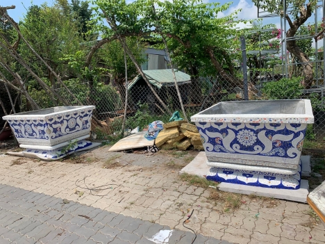 Nghệ nhân dán miễng sành sứ - ốp sành - chuyên chậu hoa khảm sành sứ