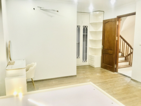 Bán nhà Phố Trạm, lô góc, Gara ô tô, full nội thất, ở đẳng cấp.