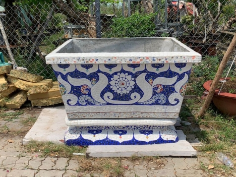 Nghệ nhân dán miễng sành sứ - ốp sành - chuyên chậu hoa khảm sành sứ