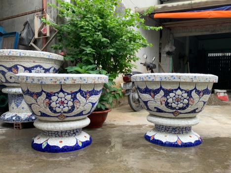 Nghệ nhân dán miễng sành sứ - ốp sành - chuyên chậu hoa khảm sành sứ
