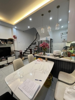 Bán nhà Cự Khối 115m2 x 2 tầng, giá 5.2 tỷ, diện tích khủng, ô tô vòng quanh, thiết kế dáng nhà  Đà