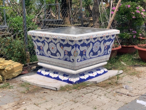 Nghệ nhân dán miễng sành sứ - ốp sành - chuyên chậu hoa khảm sành sứ