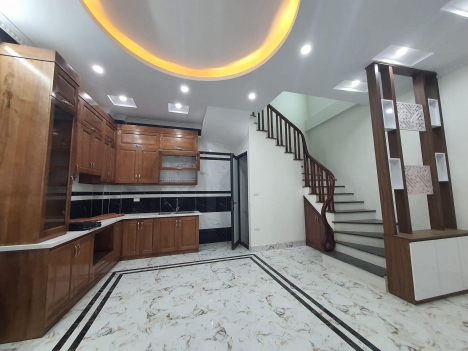 Bán nhà giá 4.5 tỷ TL, 5T,sđcc,2 mặt thoáng,đường ô tô,sát UBND phường,phường Thịnh Quang,Đống