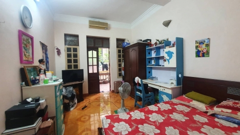 Chỉ nhỉnh 10.3  xíu có ngay nhà gần phố Hoàng Cầu  kinh doanh mặt chợ ô tô ngõ thông 62m MT 3.8m