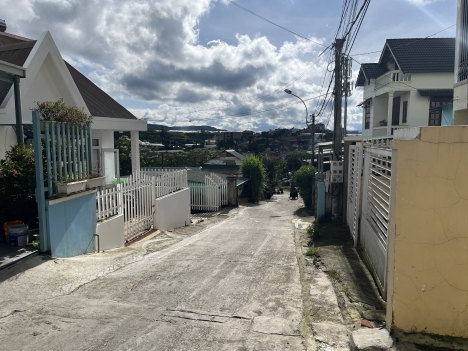 Cần bán gấp Nhà đẹp thích hợp kinh doanh Homestay đường Mai Hắc Đế, Đà Lạt giá 9.5 tỷ