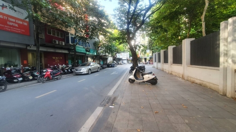 Chỉ nhỉnh 10.3  xíu có ngay nhà gần phố Hoàng Cầu  kinh doanh mặt chợ ô tô ngõ thông 62m MT 3.8m