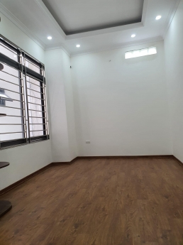 Bán nhà giá 4.5 tỷ TL, 5T,sđcc,2 mặt thoáng,đường ô tô,sát UBND phường,phường Thịnh Quang,Đống