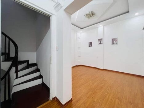 Bán nhà phố Bạch Mai ,46 m2 x 5 ,ô tô đỗ cửa, 4 tỷ050,