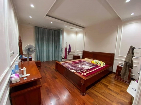 Ô Tô, Lô góc Nguyễn Thái Học 80 m x 5 tầng, giá 17 tỷ.