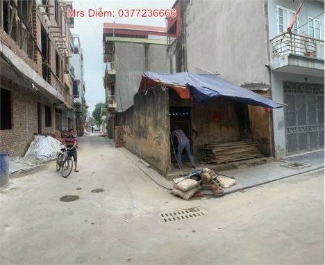 3 tỷ, Mrs Diễm cần bán 50m đất lô góc trung tâm tổ 28 thị trấn Đông Anh. Sát ngay chợ