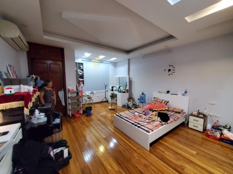 LÔ GÓC, Cách đường 20m, Kim Mã 79m x 4 tầng, giá 8.5 tỷ.