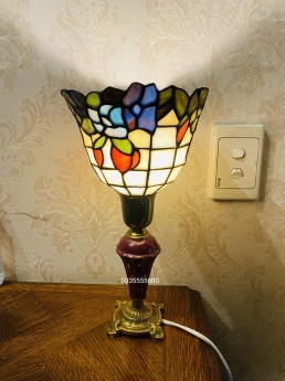 Giao lưu em đèn bàn phòng ngủ tiffany hoa leo