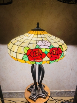 Đèn bàn tiffany hoa hồng