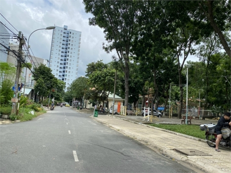 XE CONT ĐUA HƯƠNG LỘ 2, BÌNH TÂN, NGANG 5 x 20 m,3 TÂNG, 4 PN
