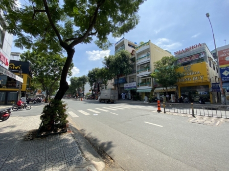 Bán nhà mặt tiền Nguyễn Văn Luông - Quận 6, DT 4.1 x 31, 3 tầng giá 22 tỷ.