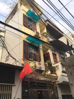 Bán nhà Ngọc Lâm Long Biên, Trung tâm phố Ngọc Lâm, cách phố 15m, 2 Nhà 3 tầng, 33m2, giá: 2.45 tỷ .