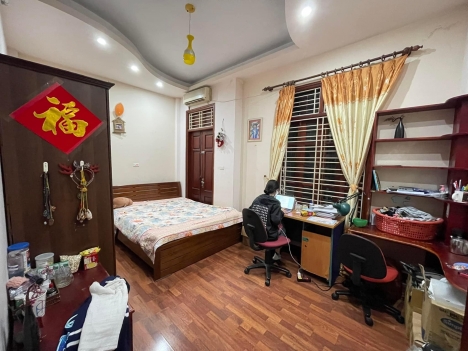 Nhà hiếm 4 tầng phố Hào Nam, 10m ô tô tránh, 38m2, giá chào 5.6 tỷ
