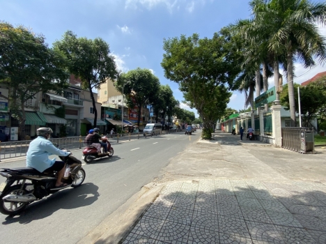 Bán nhà mặt tiền Nguyễn Văn Luông - Quận 6, DT 4.1 x 31, 3 tầng giá 22 tỷ.